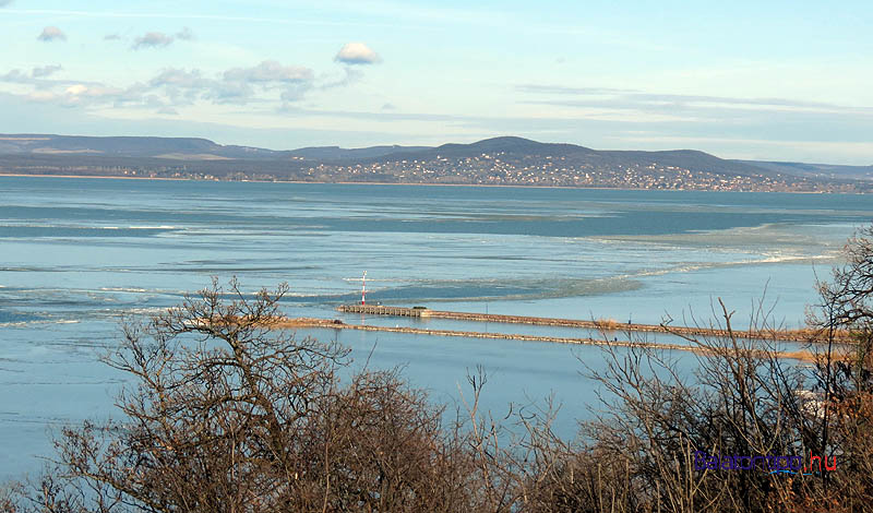 A fonyódi kikötő, a távolban jobbra a révfülöpi hegyek