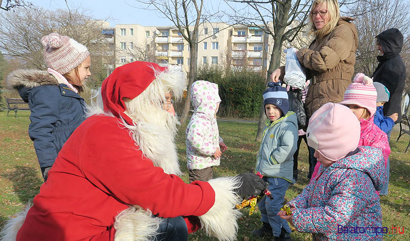 Minden gyerek egy marék szaloncukrot és mandarint kapott