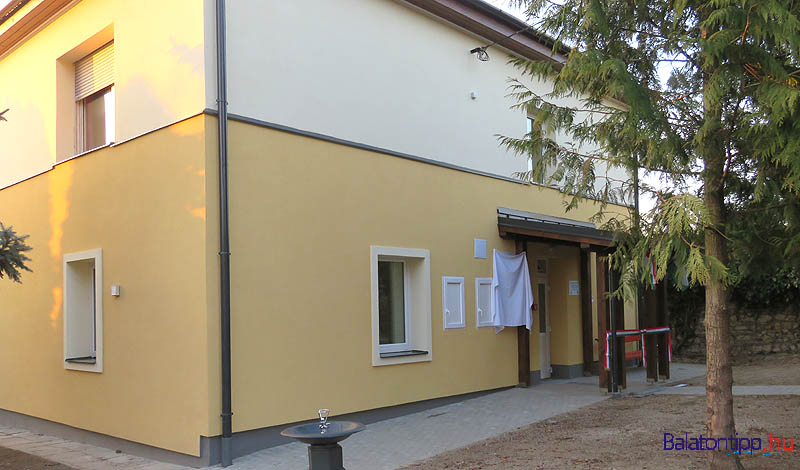 Az egészségház külső képe a bejárat felől