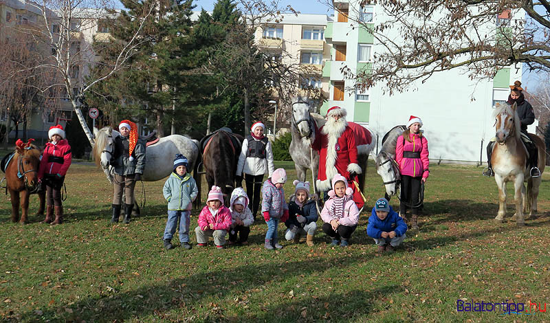 A gyerekek közös fotót is készíthettek a Mikulással és lovas társaival