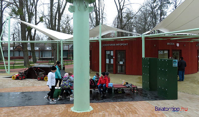 A háttérben az épület vécével, melegedővel, büfével, jobbról az értékmegőrző szekrények - tavalyi fotó