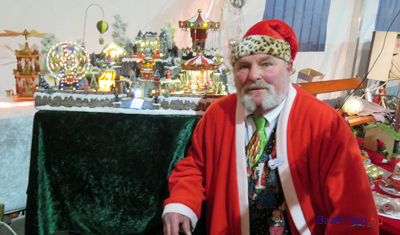 Peter Bungardt, az Adventi forgatag egykori elindítója karácsonyi ajándékokat árusított az idei rendezvényen