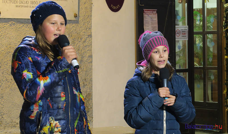 A díjkiosztó után Stáhl Johanna (balról) és Müller Lili énekelt karácsonyhoz illő dalokat