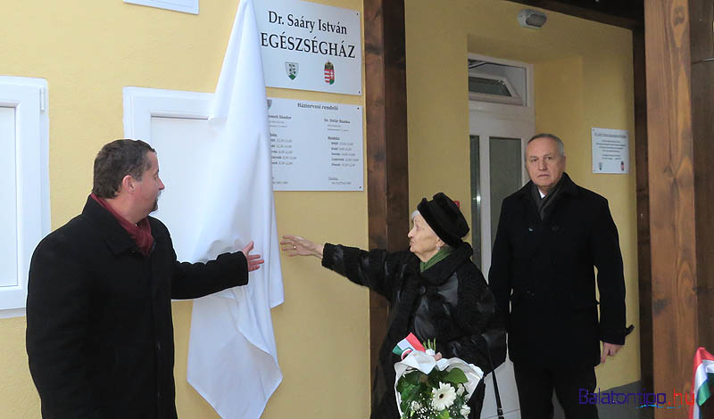 Leleplezték az egykori orvos nevét őrző táblát