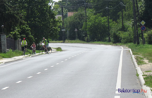 Balatoni bicikliút bringakör fotó kép Balatonakarattya 71-es főút