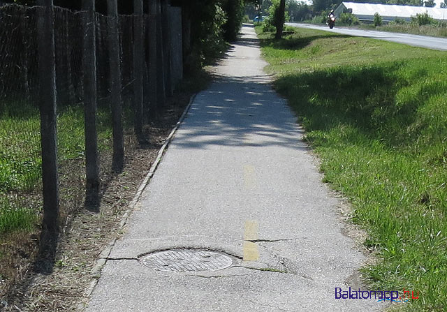 Balatoni bicikliút bringakör fotó kép kenese járda