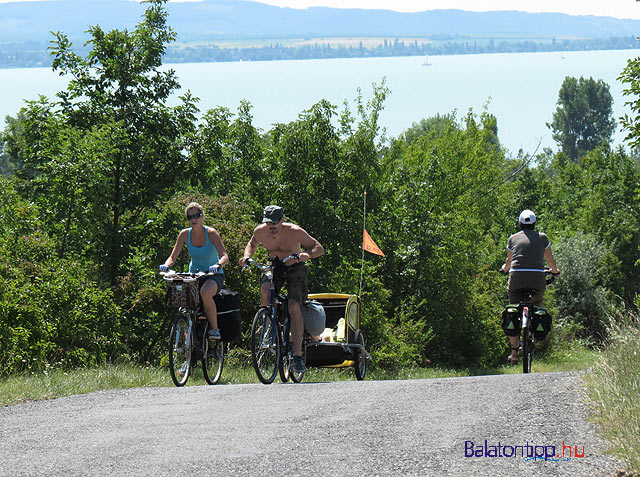 Balatonakali Mandulás tető Balatoni bicikliút bringakörút 