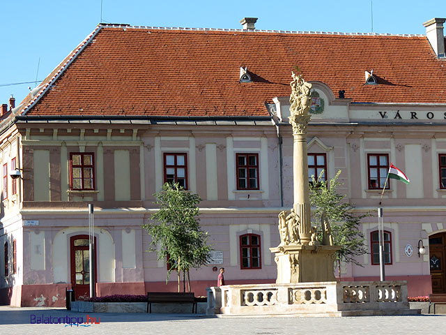 Keszthely Fő tér Városháza Szentháromság szobor