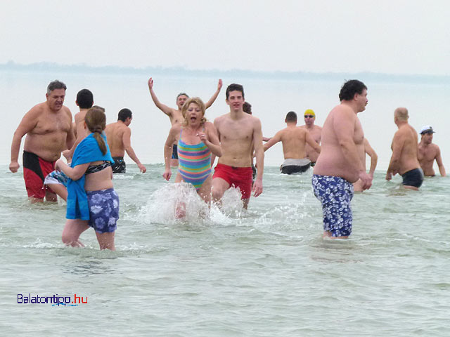 Szigligeti újévi loccsanás fürdés a Balatonban 