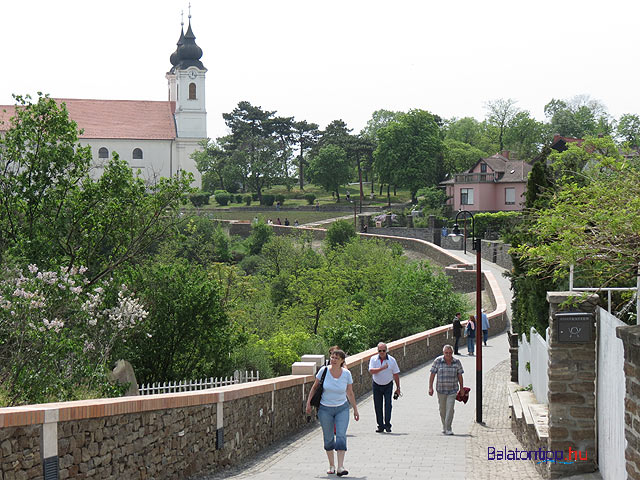 Tihany bencés apátsági templom Pisky sétány Csonokai liget kálvária ágyú Borsos tér visszhang