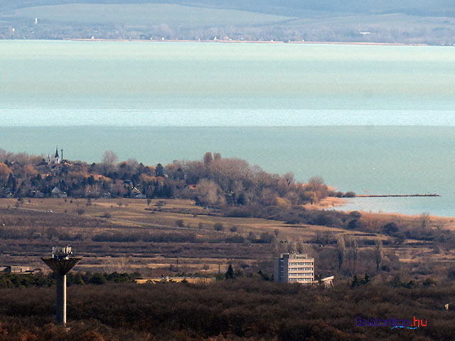 Hegyestű Balaton-felvidék  kilátás a zánkai úttörővárosra és Balatonakali templomaira