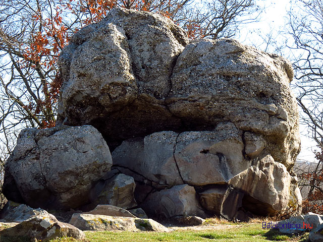 Kőtenger Szentbékkálla  macis kő