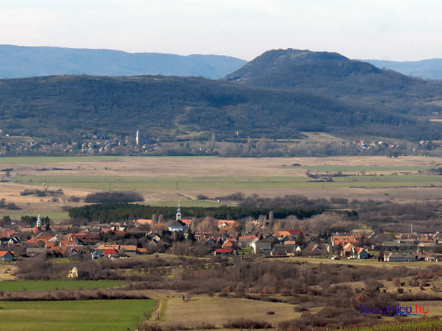 Hegyestű Balaton-felvidék  kilátás Köveskál Mindszentkálla a Kopasz-hegy és a Csobánc felé