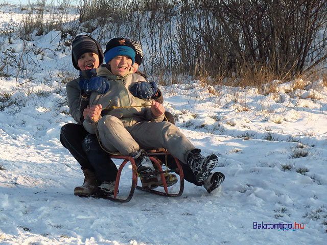Balaton-felvidék Tihany havazás hó 2014 Pécsely szánkózó fiúk