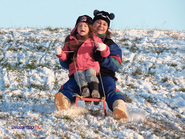 Balaton-felvidék Tihany havazás hó 2014 szánkózó mama lányával