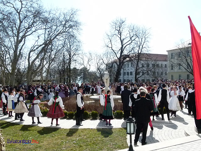 Balatonfüredi Tavaszi Fesztivál Táncosok jelenete az Anna Grand Hotel díszudvarán
