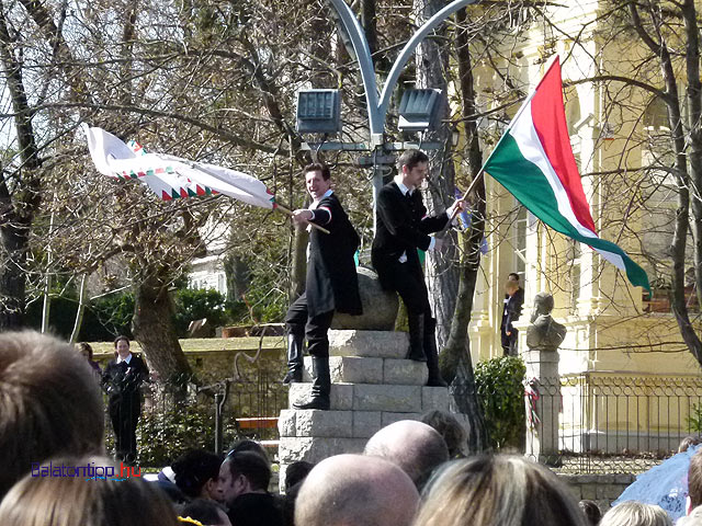 Balatonfüredi Tavaszi Fesztivál Zászló kitűzés a Jókai oszlopra