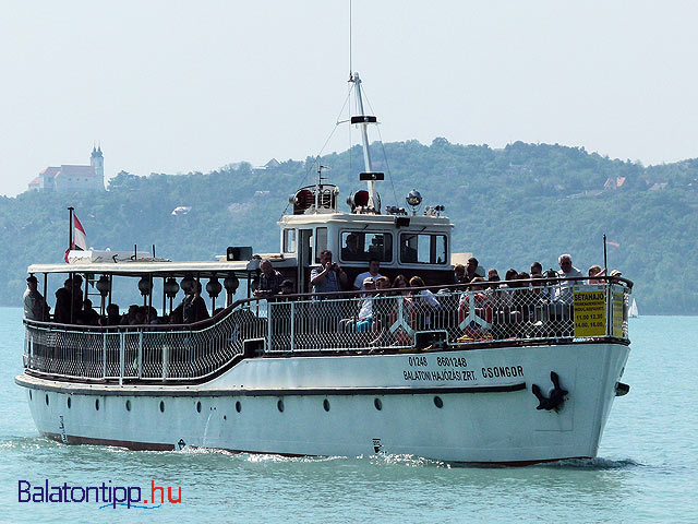 A Csongor motoros nosztalgiahajó Balatonon