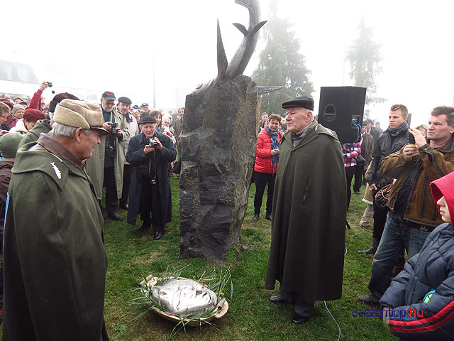 Tihanyi Gardafesztivál öreg halászok a Gardaszobor előtt