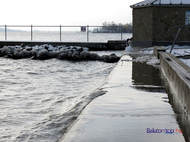 Balatonfüred- Esterházy strand kicsapó hullámok