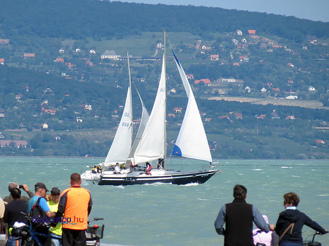 Siofoki-nezok-molon-vitorlassal-Siofok-balatontipp-gyorffya