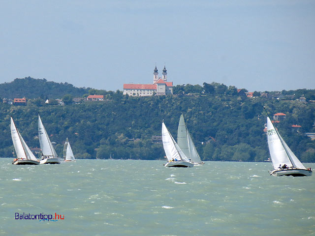 Vitorlások Tihany előtt