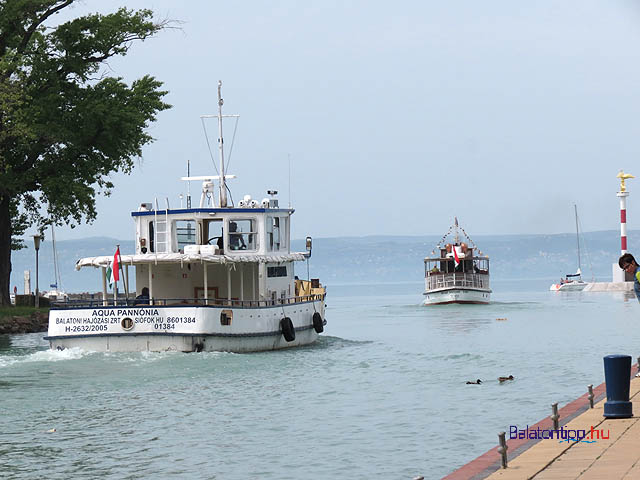 Hajók a siófoki kikötőben a Balatonon