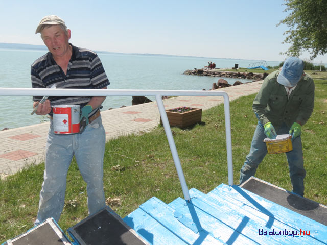 Szabó Péter (balról) és Czuczor Gyula a vízi bejárót festi a révfülöpi Császtai strandon 