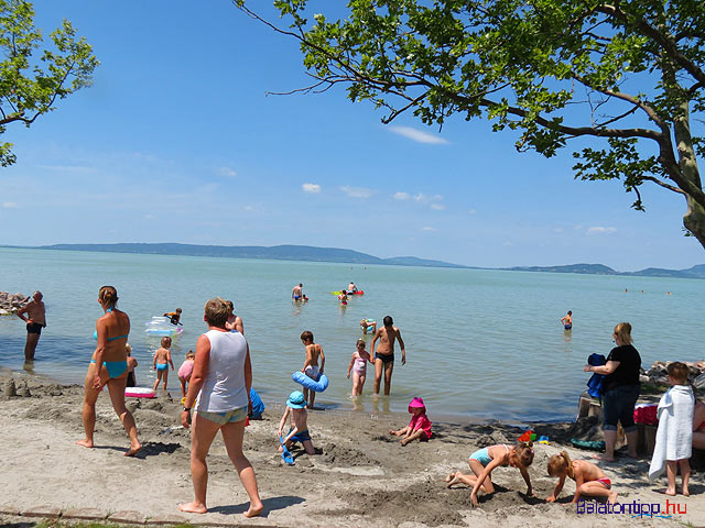 Balatonfenyves központi szabadstrand plázs