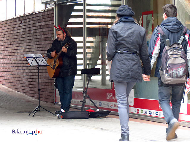 Veszprémi adventi karácsonyi vásár Kossuth utcán gitáros