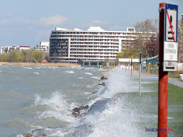 Kiöntött a haragos Balaton Siófoknál az Aranyparton