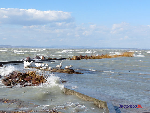 Kiöntött a haragos Balaton Siófoknál az Aranyparton