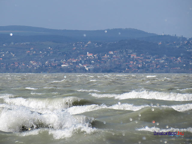 Kiöntött a haragos Balaton Siófoknál az Aranyparton