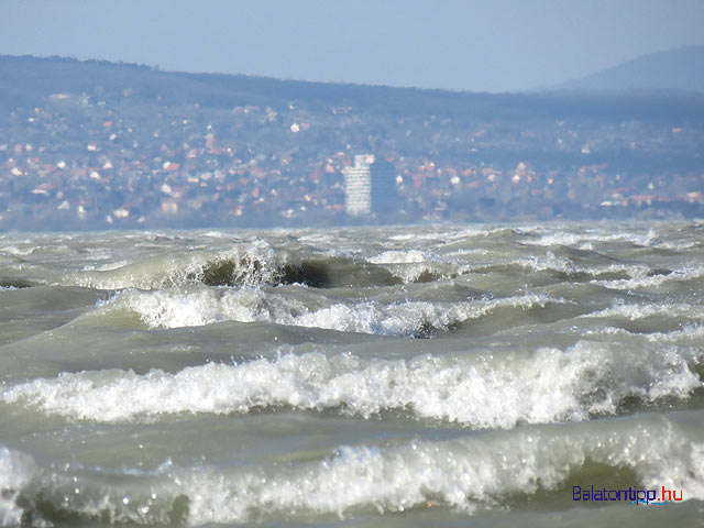 Kiöntött a haragos Balaton Siófoknál az Aranyparton