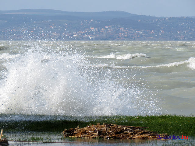 Kiöntött a haragos Balaton Siófoknál az Aranyparton