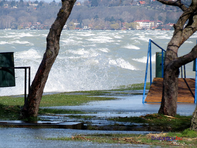 Kiöntött a haragos Balaton Siófoknál az Aranyparton