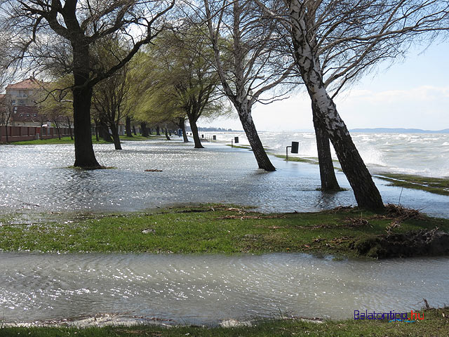 Kiöntött a haragos Balaton Siófoknál az Aranyparton