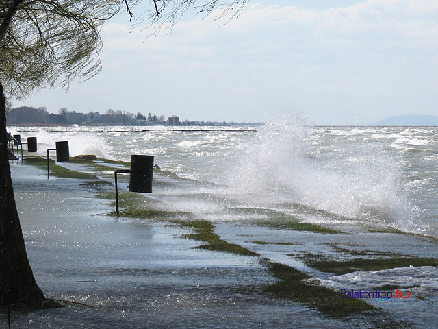 Kiöntött a haragos Balaton Siófoknál az Aranyparton