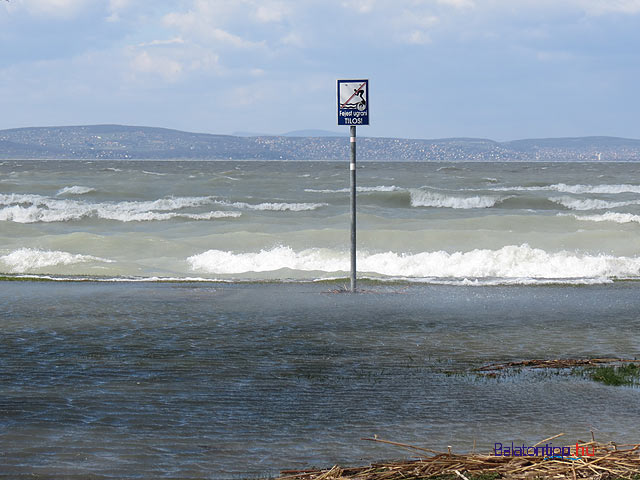 Kiöntött a haragos Balaton Siófoknál az Aranyparton