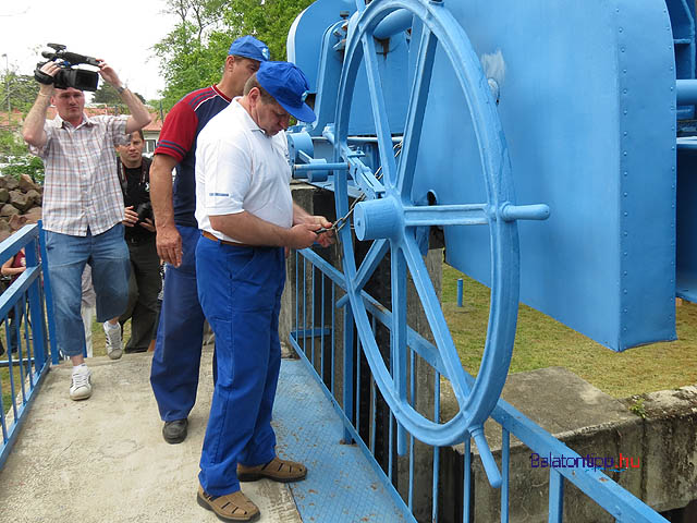 Balatoni vízeresztés a Sió-zsilipen 2013-ban