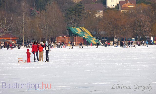 Balatonfűzfő Föveny strand korcsolyázók