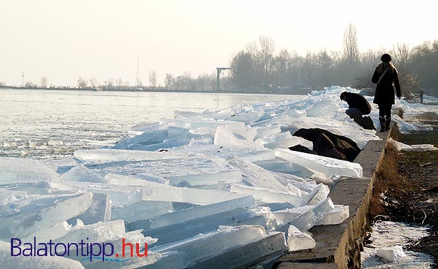 Balatonalmádi jéghegyek a parton