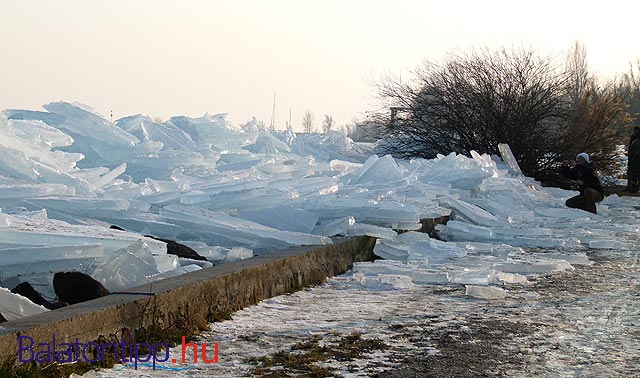 Balatonalmádi jéghegyek a parton