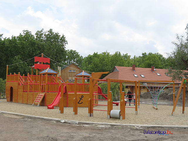 Balatonboglári buborék vízividámpark játszótér