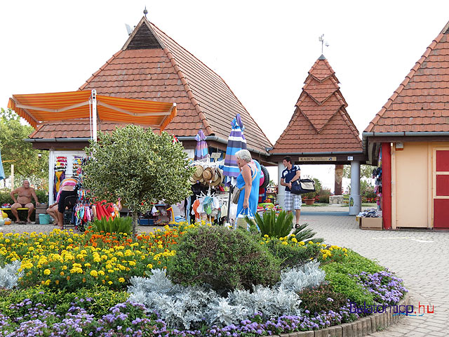 Balaton strand Gyenesdiás diási játékstrand sok virág