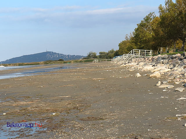 Balatonfenyves központi szabadstrand szárazon