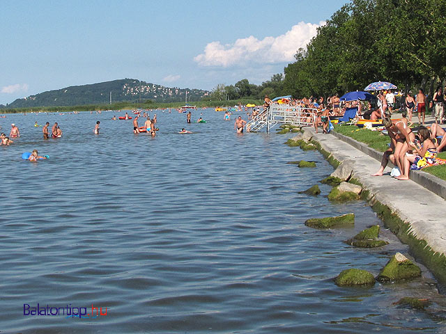 Balatonfenyves központi szabadstrand sok vízzel