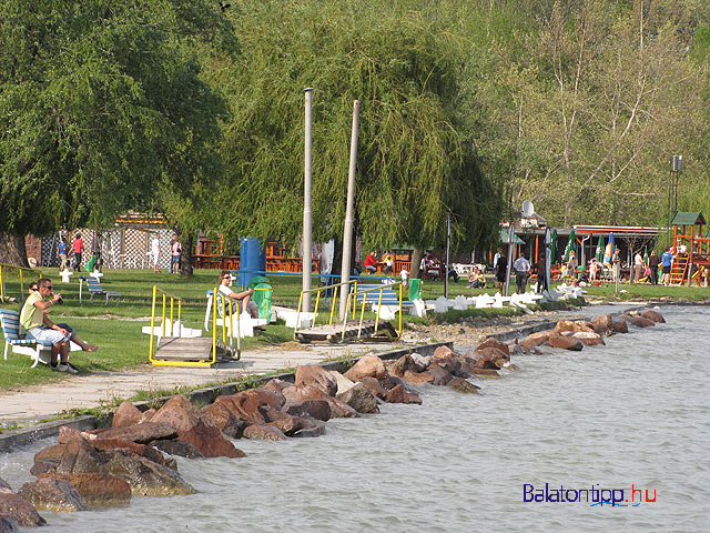 Wesselényi strand Balatonalmádi ki akar csordulni