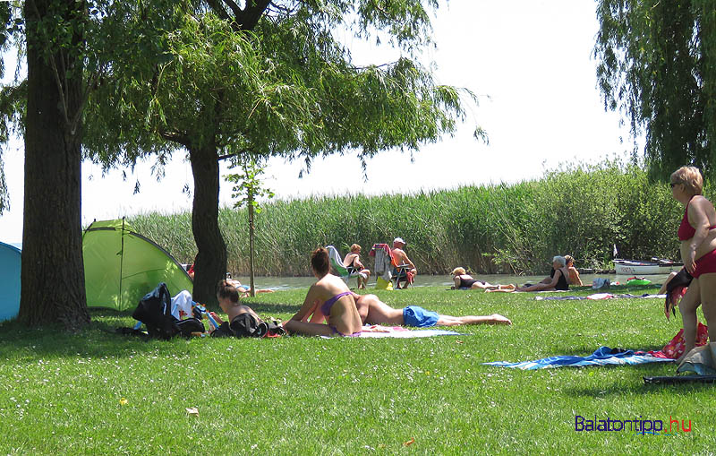 Strand-napozok-Tobruki-Balatonfuzfo-balatontipp-gyorffya