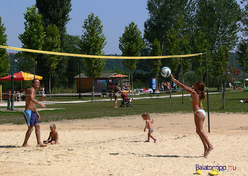 Strand-roplabda-Tobruki-Balatonfuzfo-balatontipp-gyorffya